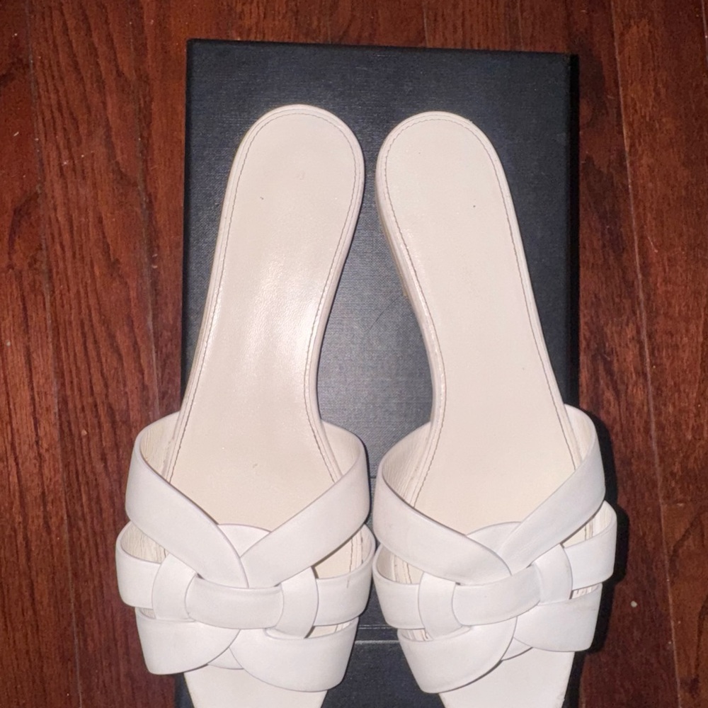 Yves Saint Laurent Tribute Porcellana Leather Flat Sandal White